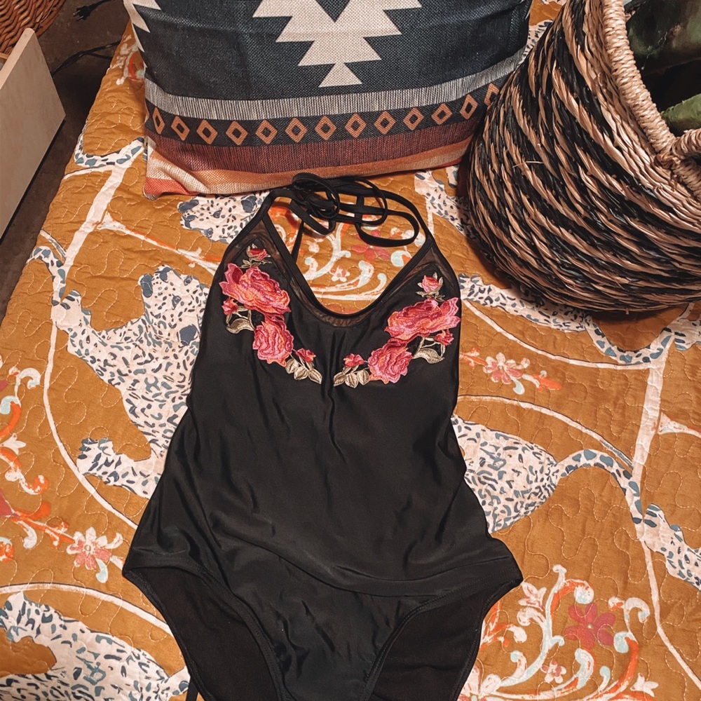 Floral embroidered one piece 🦋